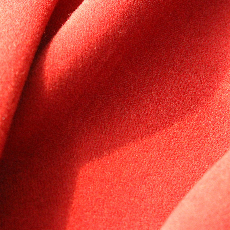 Tissu velours bouclé 100 % polyester.